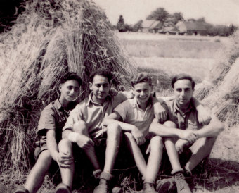 Peter Wolff (second from left) during his training and preparation for emigration to Palestine from October 1939 to September 1941 in the Hachshara camp at Schniebinchen, near Sommerfeld
'© Susanne Wolff